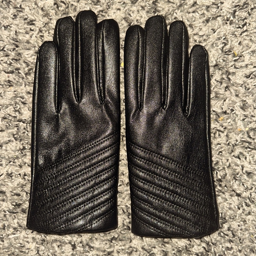 NWOT. Woman’s Reserved faux leather gloves. Size 7